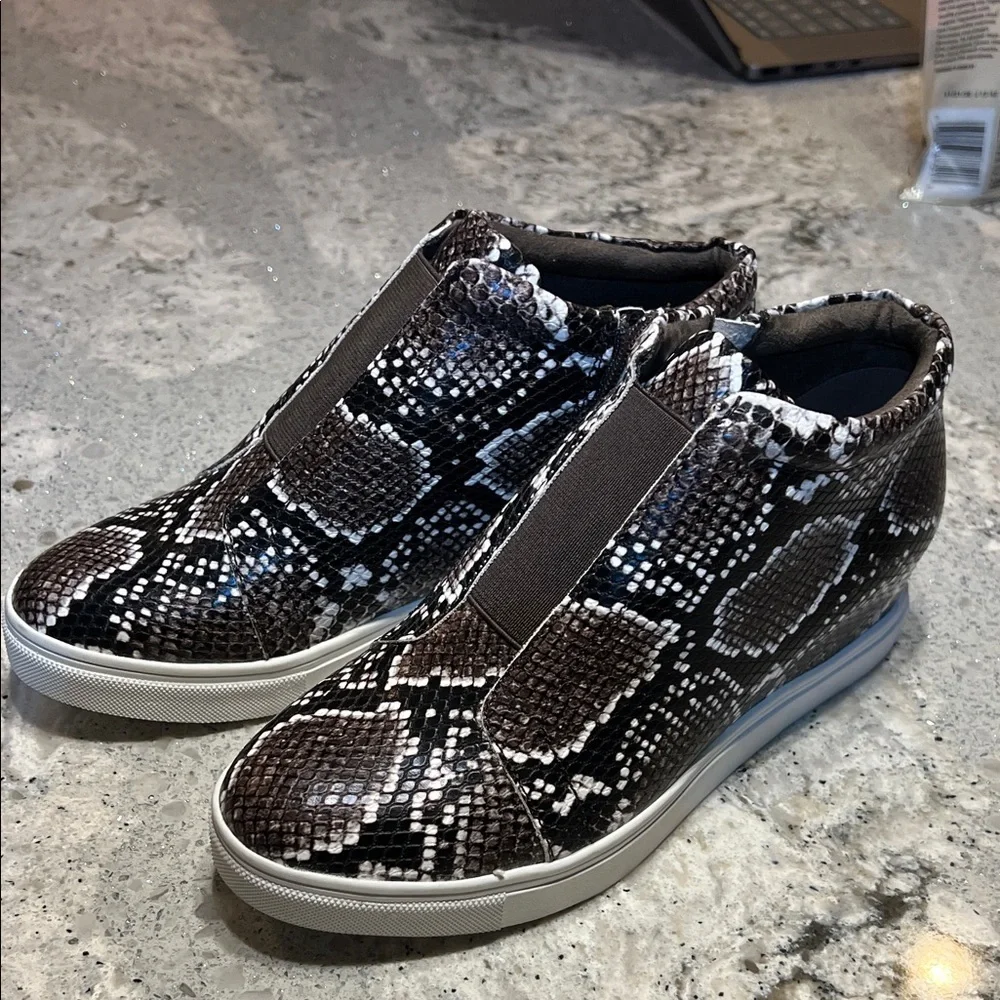 Aqua College Waterproof Snake Print Sneakers Size 8